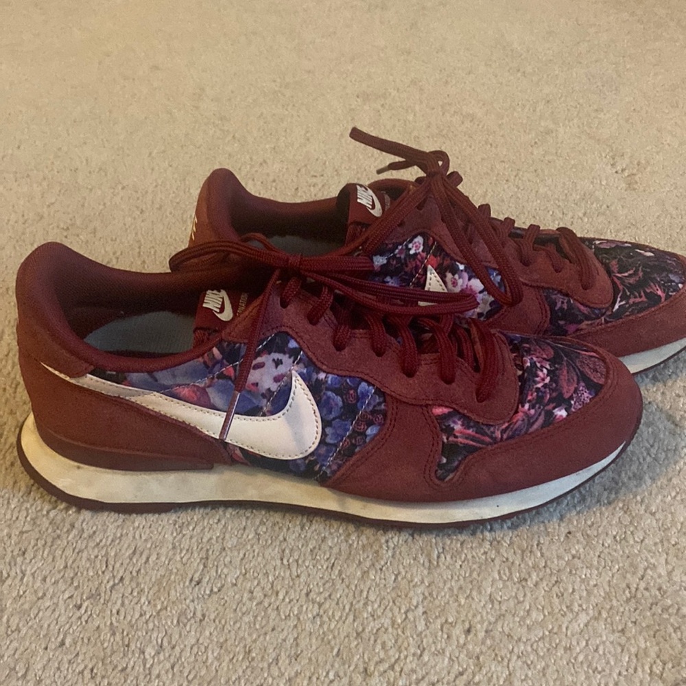 Nike Women's Sneakers in Burgundy and Floral
